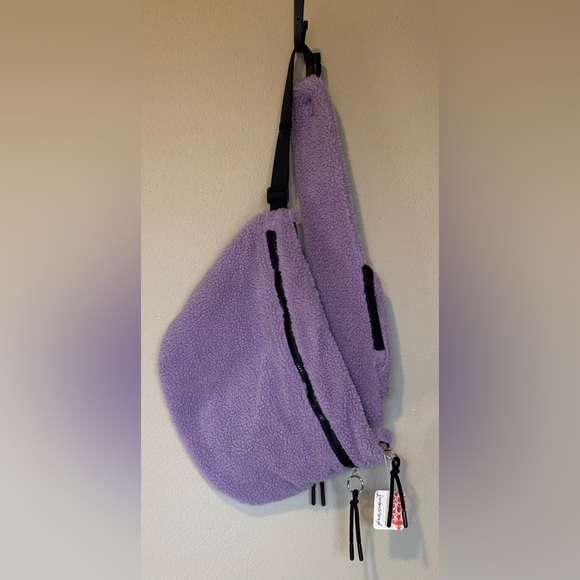 Free People Over Achiever Fleece Sling Bag NWT Steel Purple Lavender - Picture 2 of 5